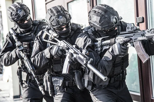 Equipo antiterrorista de la policía asaltando edificio — Foto de Stock