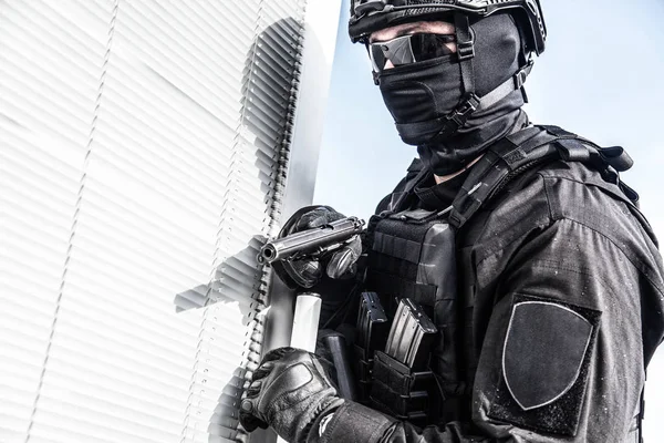 Police SWAT armed fighter ready to break in room — Stock Photo, Image