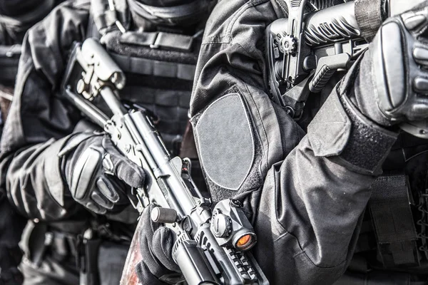 SWAT bojowników gotowych do aresztowania niebezpieczeństwo karnego — Zdjęcie stockowe