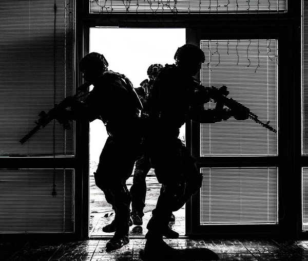 SWAT team breaching door and storming apartments — Stock Photo, Image