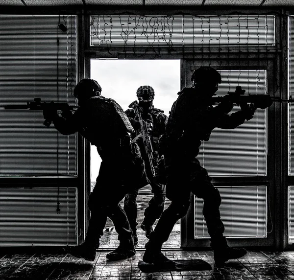 Squadra SWAT irruzione porta e prendere d'assalto appartamenti — Foto Stock