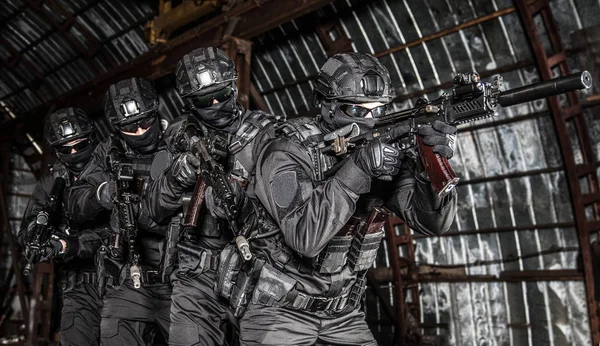 Policyjna Grupa taktyczna skradanie się w strefie przemysłowej — Zdjęcie stockowe
