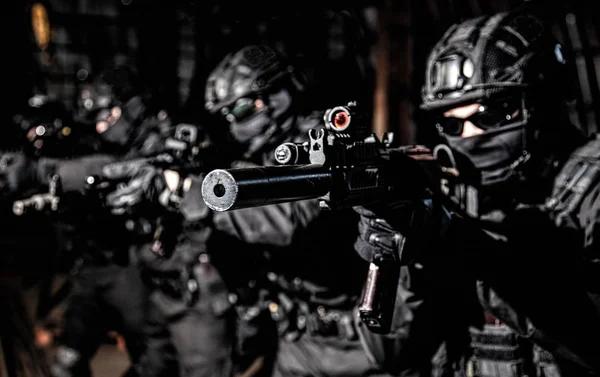 Equipo SWAT de la policía suprime a los criminales con disparos — Foto de Stock