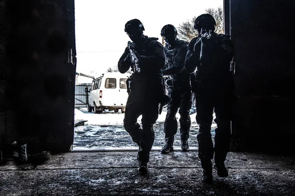 Grupo de operaciones especiales de la policía rompiendo la puerta — Foto de Stock