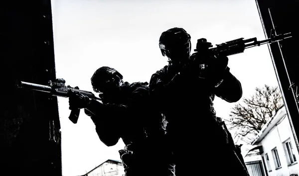 Police special operations group breaching the door — Stock Photo, Image