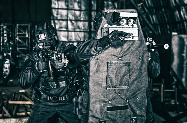 Police SWAT shooters attacking from behind shield — Stock Photo, Image