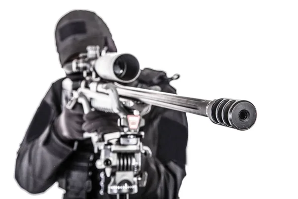 Politiets specialstyrker snigskytte sigter med riffel - Stock-foto