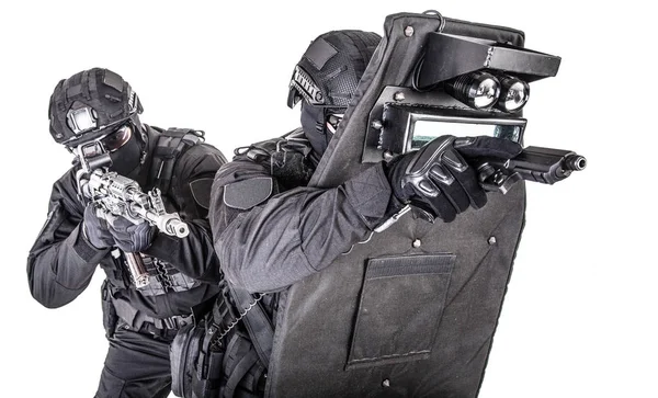 SWAT equipe por trás tiro estúdio escudo balístico — Fotografia de Stock