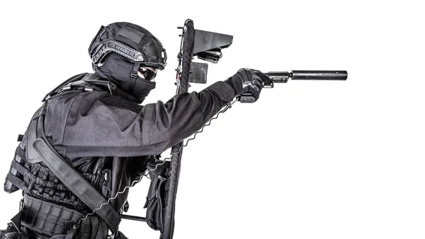 SWAT-kjemper som gjemmer seg bak et ballistisk skjold på hvitt – stockfoto