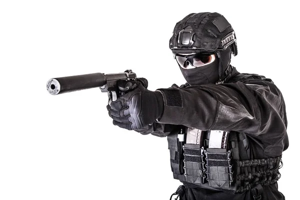 Retrato de estúdio do oficial SWAT apontando com pistola — Fotografia de Stock