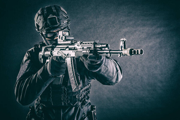 Солдат контртеррористических сил с винтовкой
