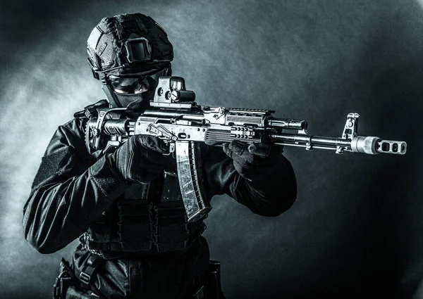 Combate ao terrorismo força soldado a apontar com espingarda — Fotografia de Stock