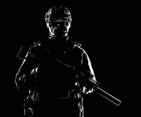 Oficer SWAT z karabinu serwisowego niski klucz portret — Zdjęcie stockowe