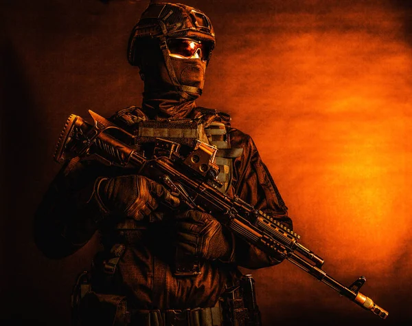 Özel kuvvetler asker servis tüfeği ile poz