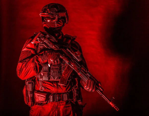 Donanımlı elit kuvvetler asker düşük anahtar portre