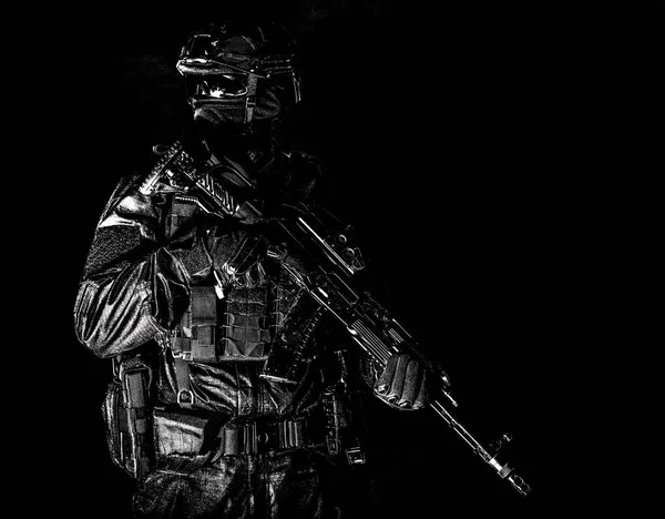 Donanımlı elit kuvvetler asker düşük anahtar portre