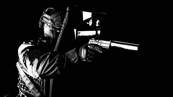 Lutador SWAT armado escondido atrás do escudo balístico — Fotografia de Stock