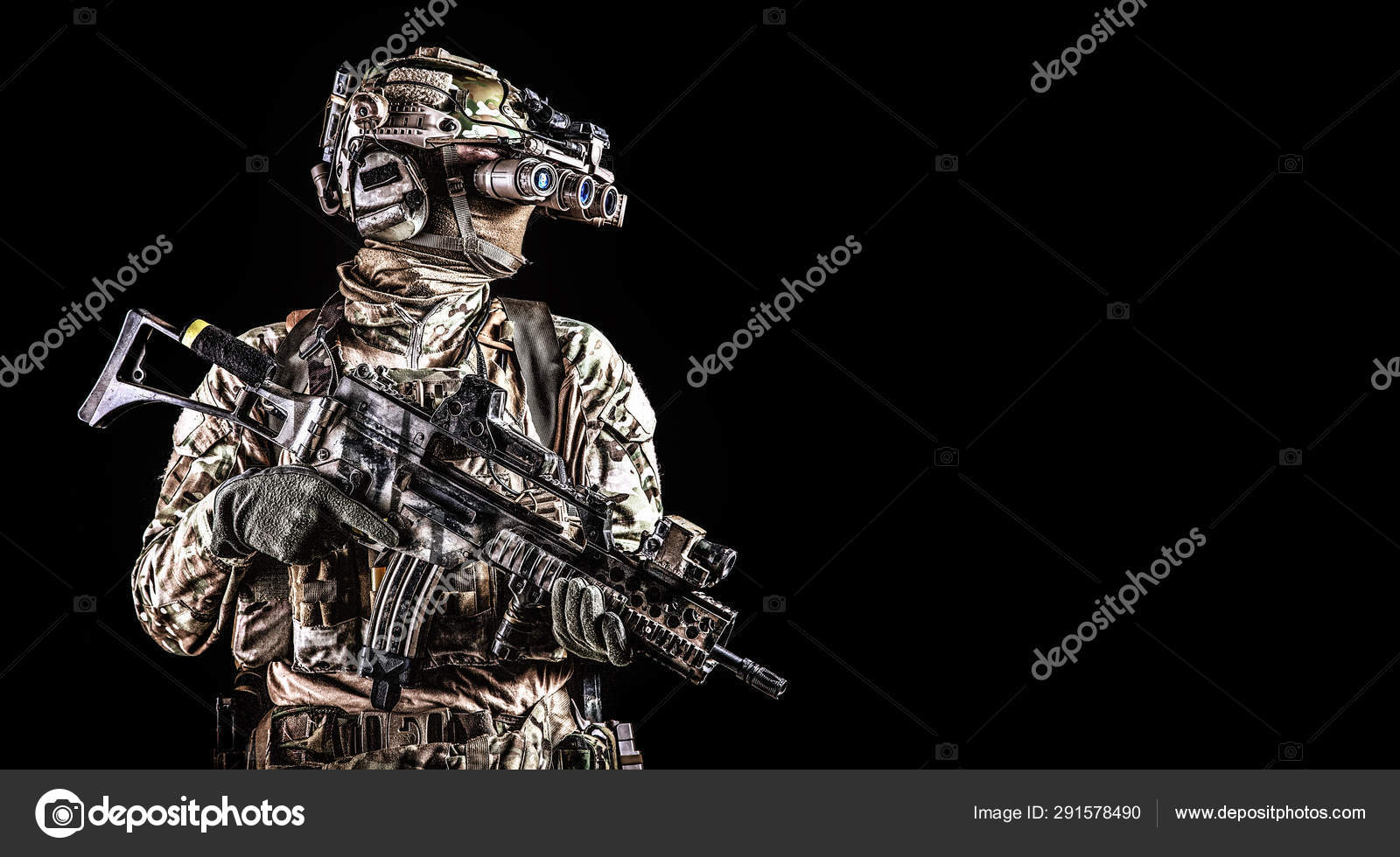 Le Soldat En Tenue Militaire Avec Un Appareil De Vision Nocturne