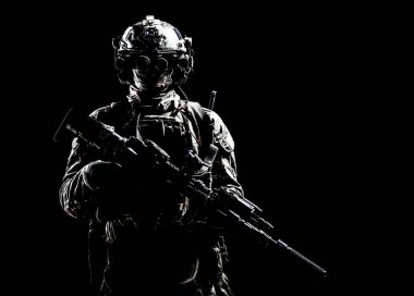 Ordu özel kuvvetler shooter düşük anahtar stüdyo çekimi