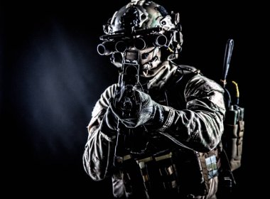 Ordu asker karanlıkta kamera tüfek nişan