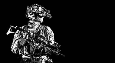 Siyah arka planda gece görüş cihazı asker