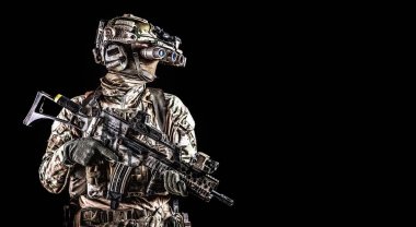 Siyah arka planda gece görüş cihazı asker