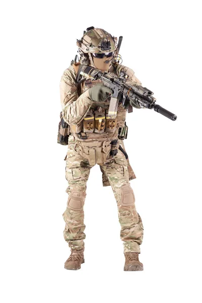 Soldado do exército equipado apontando tiro estúdio rifle — Fotografia de Stock