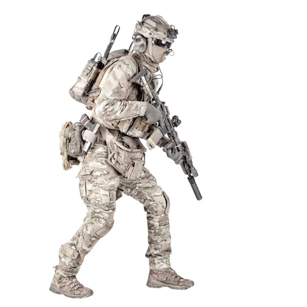 Soldato in corsa con fucile isolato studio sparare — Foto Stock
