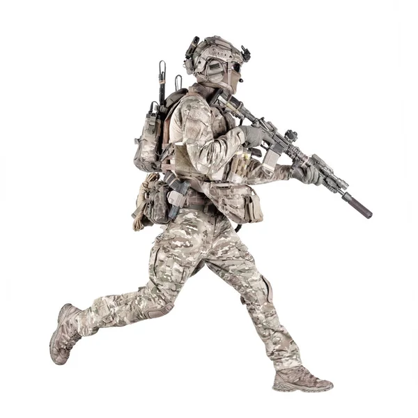 Løpende soldat med rifle isolert studio skyte – stockfoto