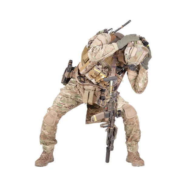 Infantryman gömmer sig från explosion Studio shoot isolerade på vitt — Stockfoto