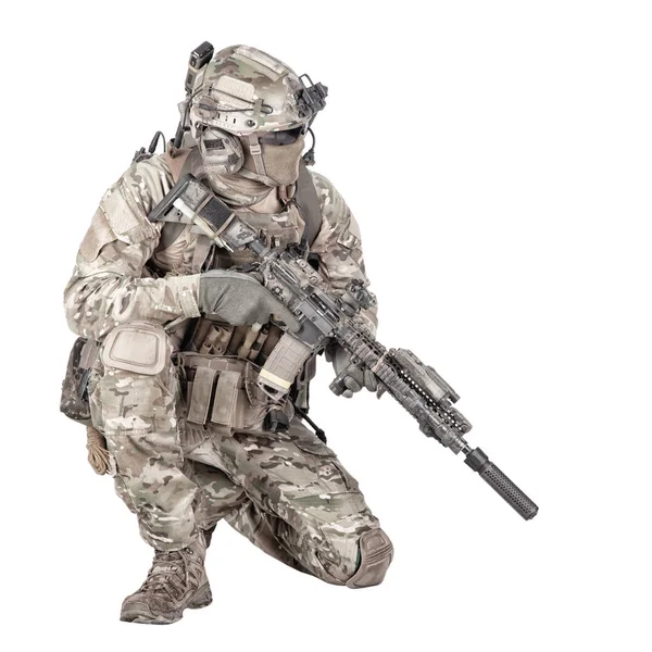 膝のスタジオシュートに立ってライフルを持つ兵士 — ストック写真