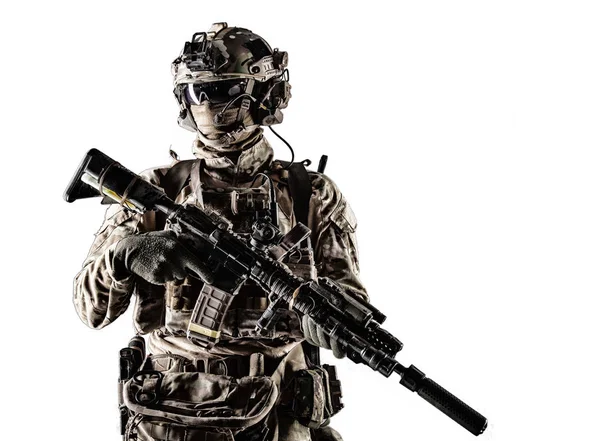 Moderno ejército armado guardabosques aislado estudio retrato — Foto de Stock