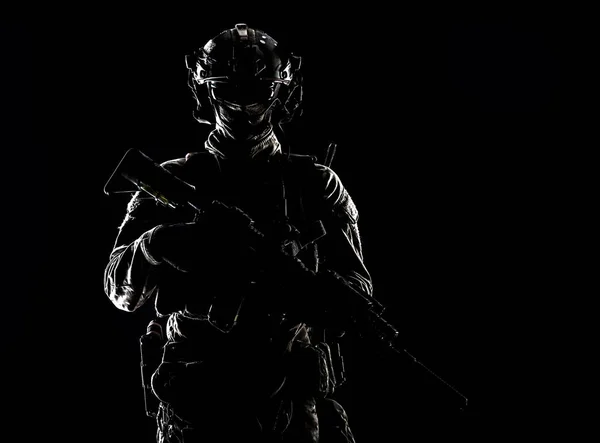Військовослужбовець спецназу з низьким ключем студійної стрільби — стокове фото