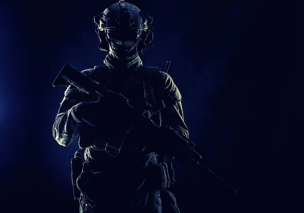 Leger Special Forces soldaat low key studio shoot — Stockfoto