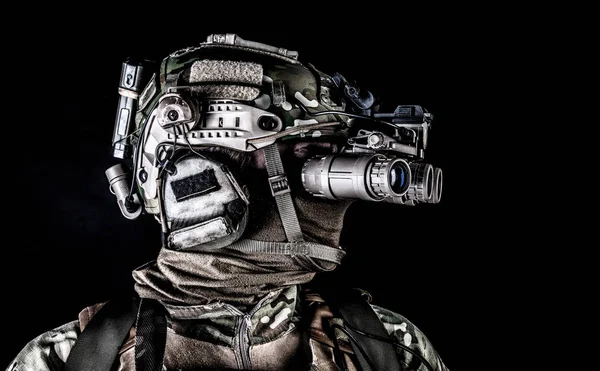 Soldado em óculos de visão noturna tiro baixo estúdio chave — Fotografia de Stock