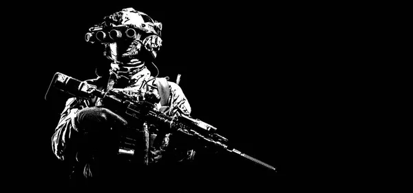 Combatiente moderno con dispositivo de visión nocturna fondo negro — Foto de Stock