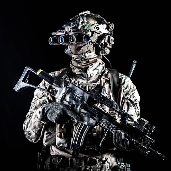 Jinete marino con rifle y gafas de visión nocturna —  Fotos de Stock
