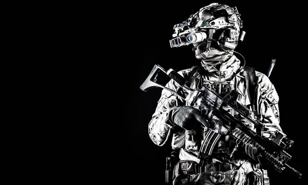 Voják v nočním vidění zařízení na černém pozadí — Stock fotografie