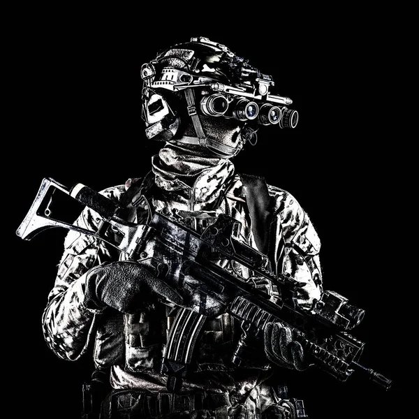 Marin ryttare med gevär och mörkerseende Goggles — Stockfoto