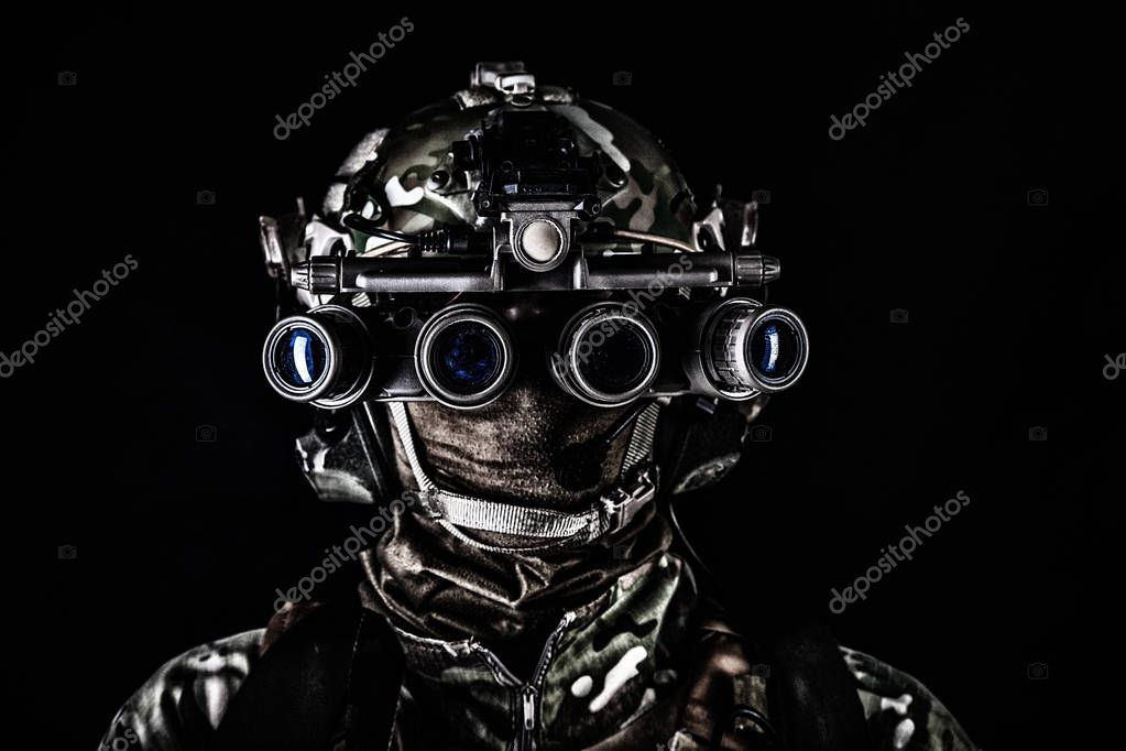 Fotos de Soldado en la vista nocturna gafas de baja clave de rodaje de  estudio - Imagen de © zabelin #291577428