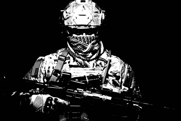 Gizli yüzü ile silahlı deniz binici portre