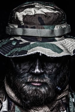 Boonie şapkalı komando asker portre yakın