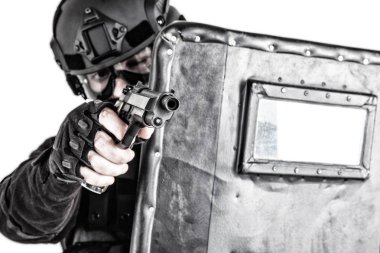 Swat takım savaşçı kalkan arkasından tabanca nişan