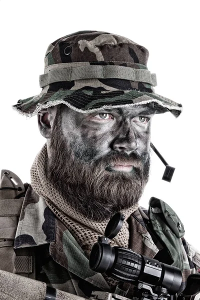 Komando asker izole omuz stüdyo portre beyaz