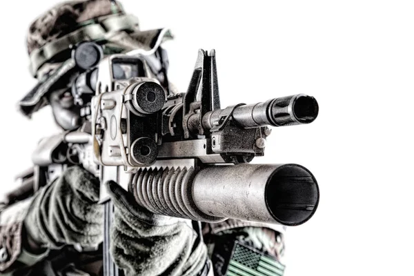 Célzás Commando shooter elszigetelt stúdió portré fehér — Stock Fotó