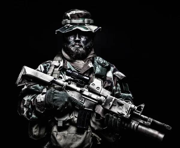 Comando soldado em munição de batalha, rifle armado — Fotografia de Stock