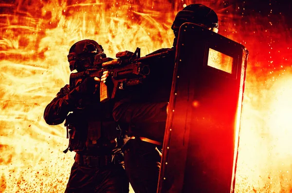 SWAT fighters officers hiding behind ballistic shield — Stock Photo, Image