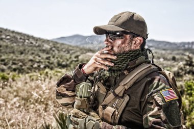 Ordu komandosu dağda nöbet tutuyor.