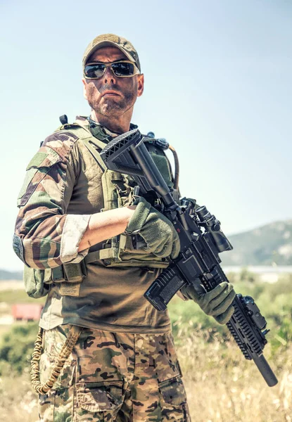 Porträtt av utrustad, beväpnad US Navy SEALs fighter — Stockfoto