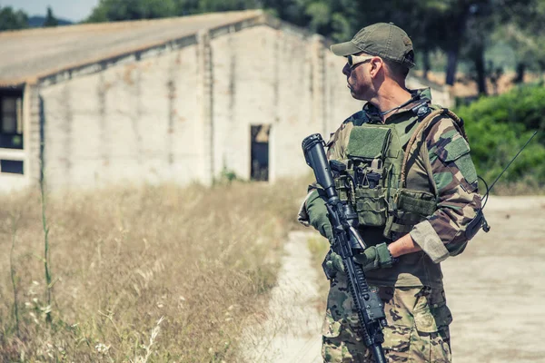 Porträtt av utrustad, beväpnad US Navy SEALs fighter — Stockfoto